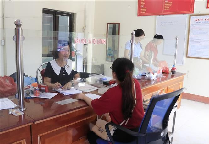 Cán bộ phường Minh Tân, thành phố Yên Bái (Yên Bái), phục vụ nhân dân trước ngày sáp nhập. Ảnh: Đinh Thùy/TTXVN