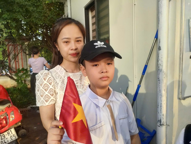 Chị Hoa và con trai.