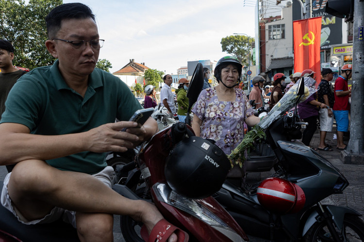 Bà Huệ (ngụ phường Sài Gòn) đang chờ người nhà mua gà cúng. Trước đó, bà Huệ đi chợ mua hoa, chuẩn bị cho mâm cúng. "Cúng gà tiễn đưa ông bà là một nét văn hóa rất đẹp trong những ngày Tết", bà Huệ nói.