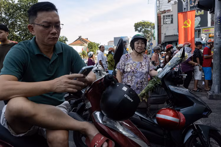 Bà Huệ (ngụ phường Sài Gòn) đang chờ người nhà mua gà cúng. Trước đó, bà Huệ đi chợ mua hoa, chuẩn bị cho mâm cúng. "Cúng gà tiễn đưa ông bà là một nét văn hóa rất đẹp trong những ngày Tết", bà Huệ nói.