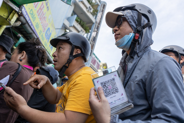 Anh Phúc Hồng (áo vàng, ngụ phường Chợ Lớn) cho biết đã mua gà ở đây hơn 5 năm. Anh đến lúc 8h45 và đợi hơn 40 phút mới nhận được gà. "Nhà tôi muốn mâm cúng thật chỉn chu, đợi lâu chút cũng không sao", anh Hồng nói.