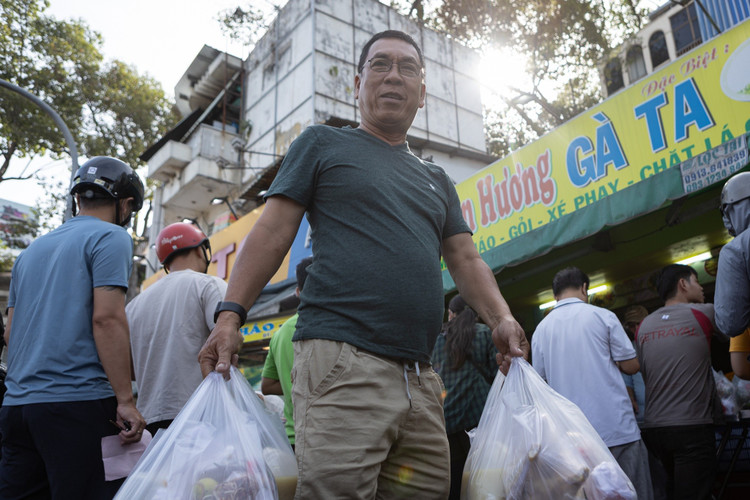 Ông Lý Chí Hùng (phường Nhiêu Lộc) di chuyển hơn 15 phút để đến nơi bán gà. "Đây là quán gà luộc có tiếng, thịt chắc, da giòn sần sật nên gia đình tôi thường xuyên mua", ông nói. Ông Hùng cho biết đại diện 4 gia đình họ hàng để mua 4 con gà trống luộc.