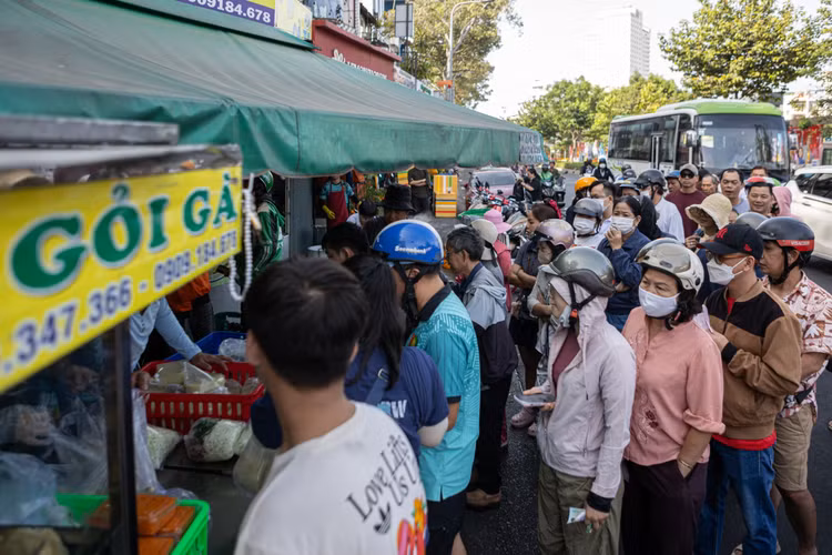 Việc xếp hàng dài không ảnh hưởng quá nhiều đến lưu thông của xe cộ trên đường.