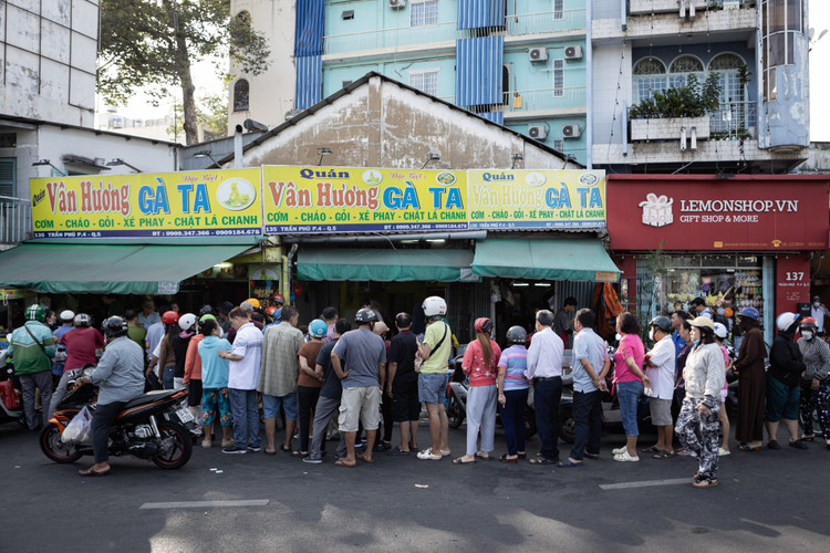 8h sáng ngày 19/1 (tức mùng 3 Tết), dòng người xếp hàng để mua gà cúng tiễn đưa ông bà. Hôm nay, các cửa hàng bán gà cúng trên đường Trần Phú (quận 5 cũ) bắt đầu đón khách từ 5h, về trưa lượng khách đến mua càng đông.