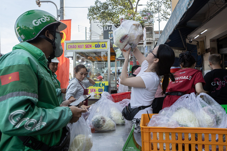Chia sẻ với Tri thức - Znews, chị Bảo Anh, chủ quán gà trên đường Trần Phú cho biết năm nay quán bán 1.300 con, nhiều hơn năm ngoái 300 con, mỗi phần có giá 170.000 đồng. "Phần lớn khách mua chọn gà trống để làm giỗ cúng", chị Bảo Anh cho biết.