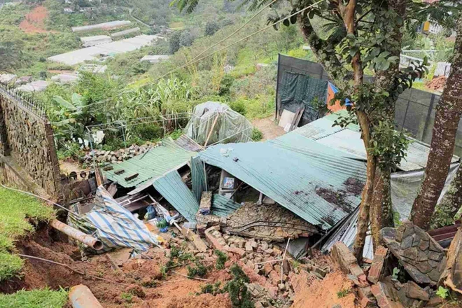 Bờ taluy cao 5m đổ sập do mưa lớn tại Đà Lạt