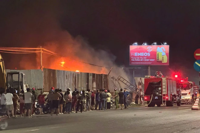 Lực lượng chữa cháy khống chế đám cháy bãi phế liệu ở Lâm Đồng