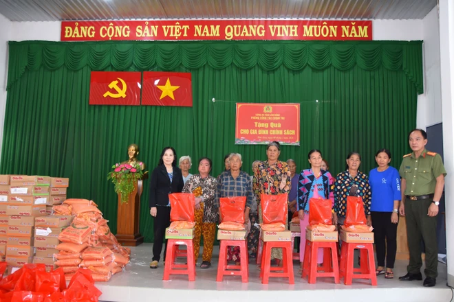 Công an Lâm Đồng trao 100 phần quà cho gia đình chính sách ở phường Phú Thủy