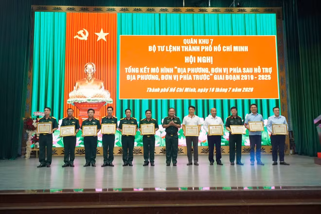 Thiếu tướng Nguyễn Thành Trung, Chính ủy Bộ Tư lệnh TP HCM phát biểu tại hội nghị.