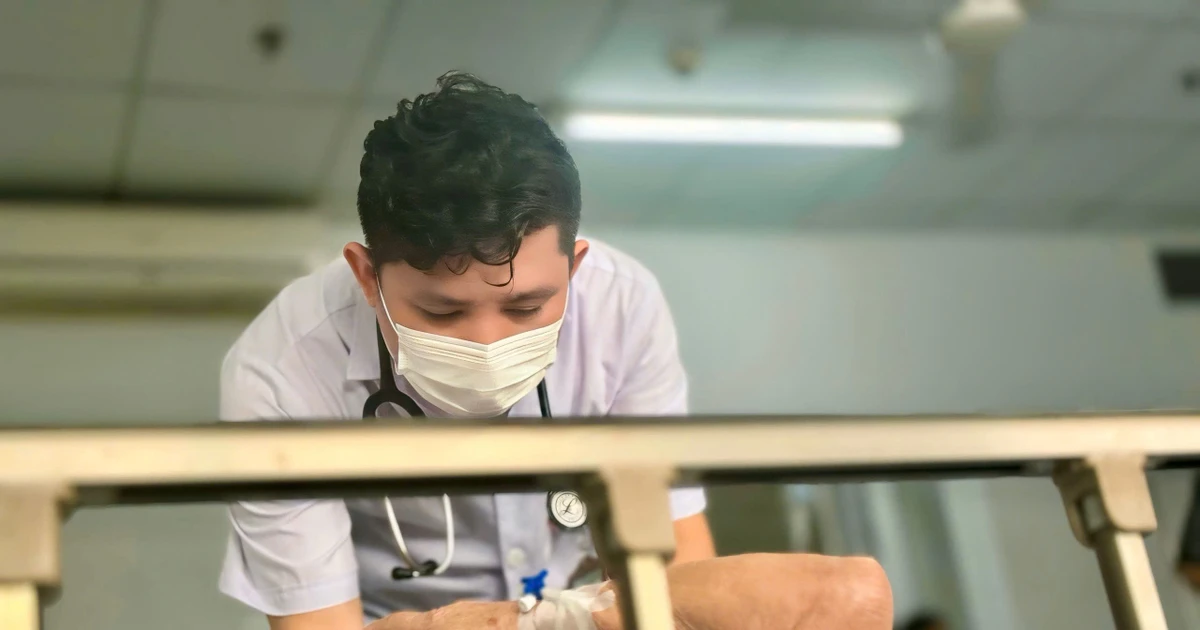 Sốt kéo dài, mê sảng không ngờ do mò đốt