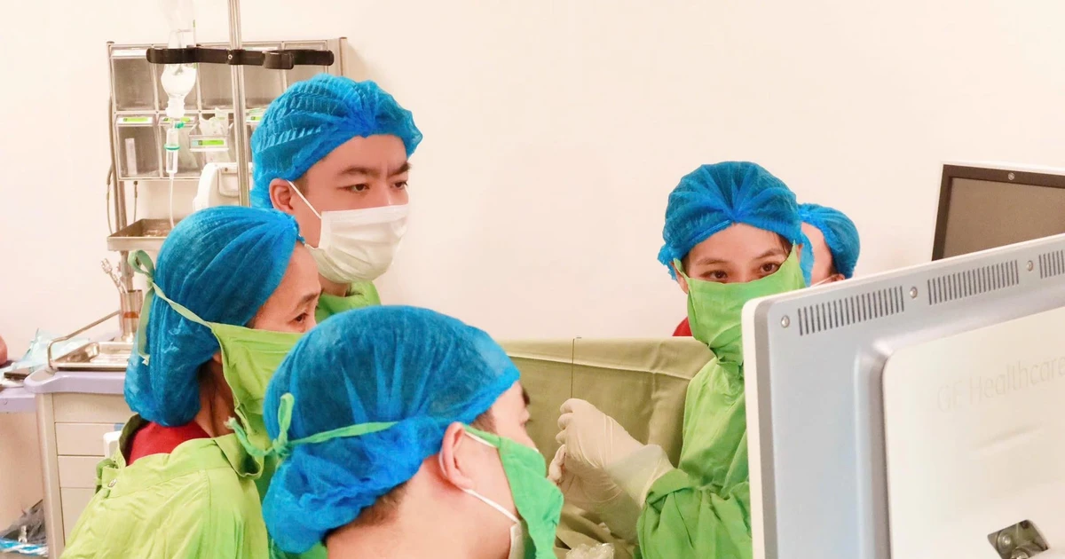 Dẫn lưu màng dịch cho thai nhi 25 tuần tuổi trong bụng mẹ