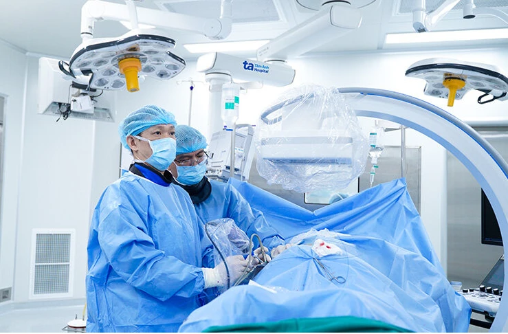 Đau lưng dai dẳng người phụ nữ bị sỏi san hô lớn lấp đầy các đài thận