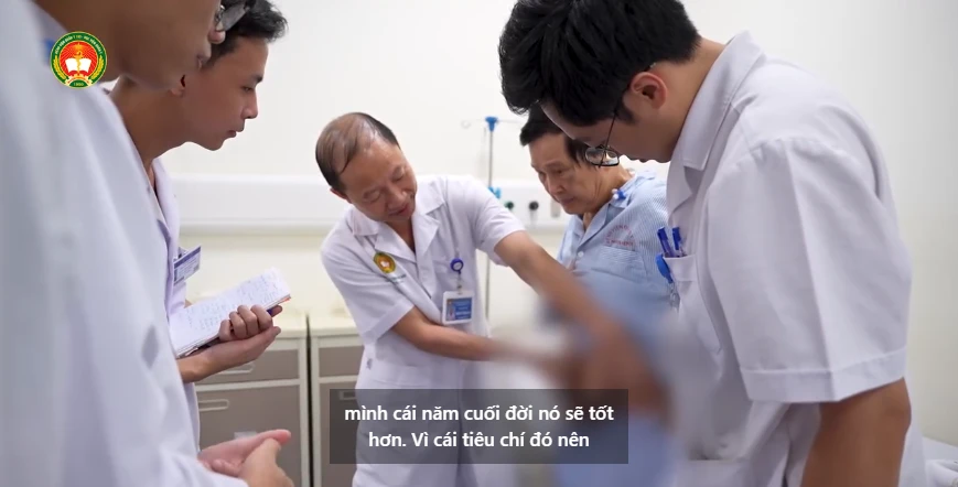 Phẫu thuật tắc ruột nối lại hậu môn cho người bệnh mang hậu môn giả 11 năm