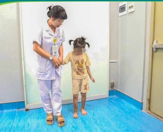 Hành trình hồi sinh bước chân cho bé gái sau 6 năm cha mẹ cõng trên lưng