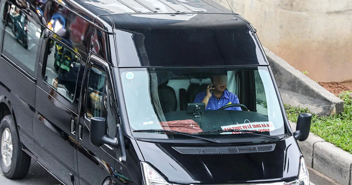 Nhiều tài xế vẫn tay lái, tay 'lướt' điện thoại trên đường ở Hà Nội