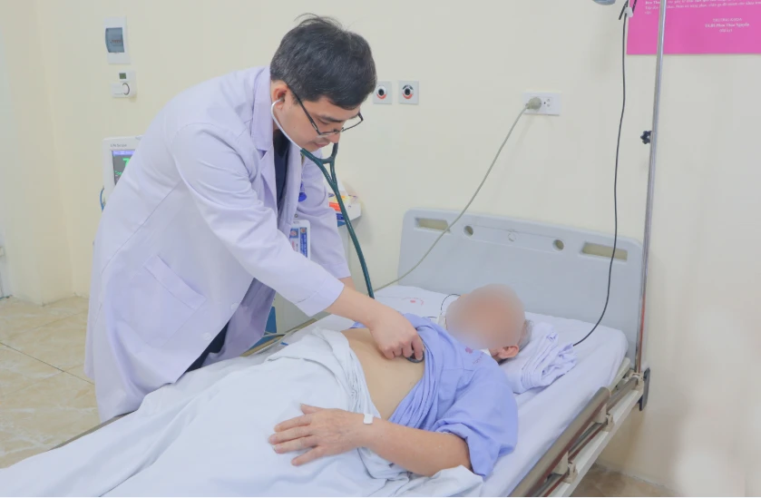 Đang chơi cờ người đàn ông 80 tuổi bị ngất do hẹp khít động mạch vành