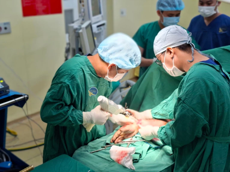 Chạy đua thời gian nối cẳng tay đứt lìa do máy cuốn cho nam công nhân