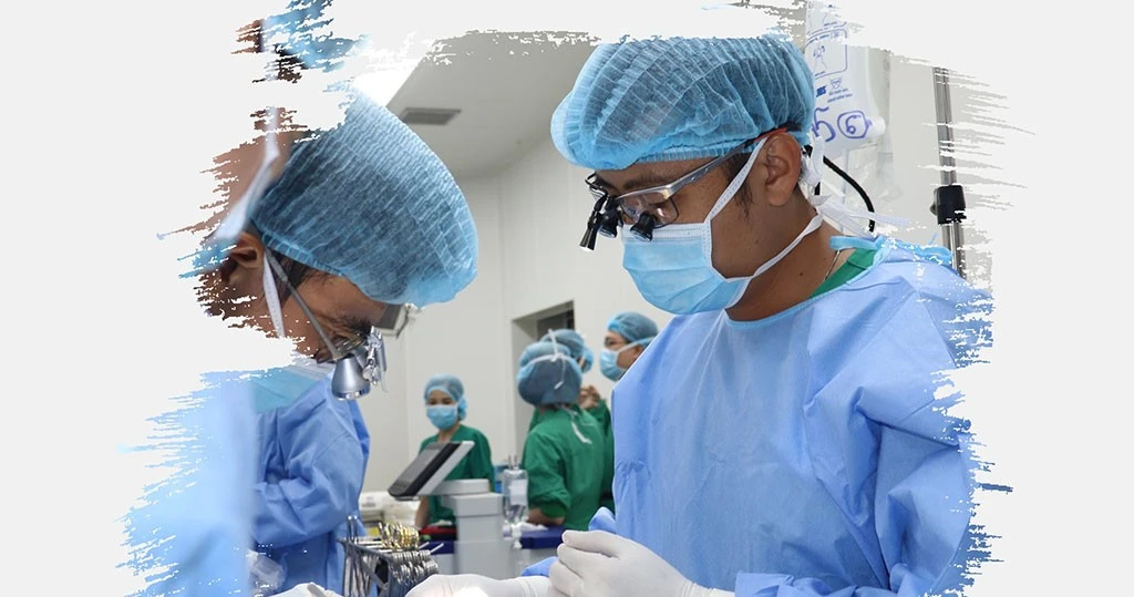 Dừng chờ qua đường, trẻ 12 tuổi bị đa chấn thương, vỡ tá tràng