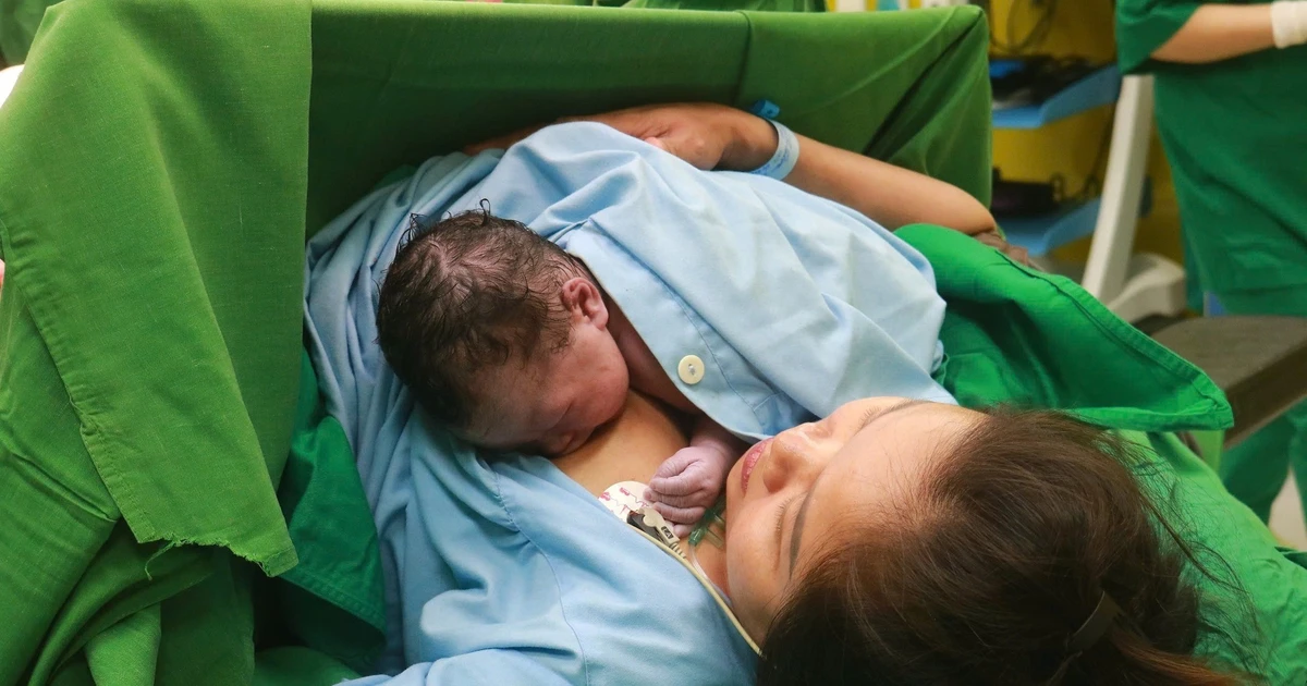 Ca mổ lấy thai khó cho sản phụ mang thai ngôi mặt, cạn nước ối