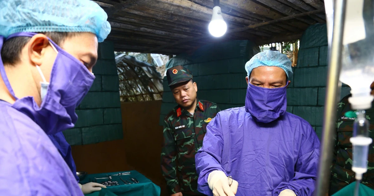 Mục sở thị diễn tập phẫu thuật trong lòng hầm như tình huống sinh tử thực sự