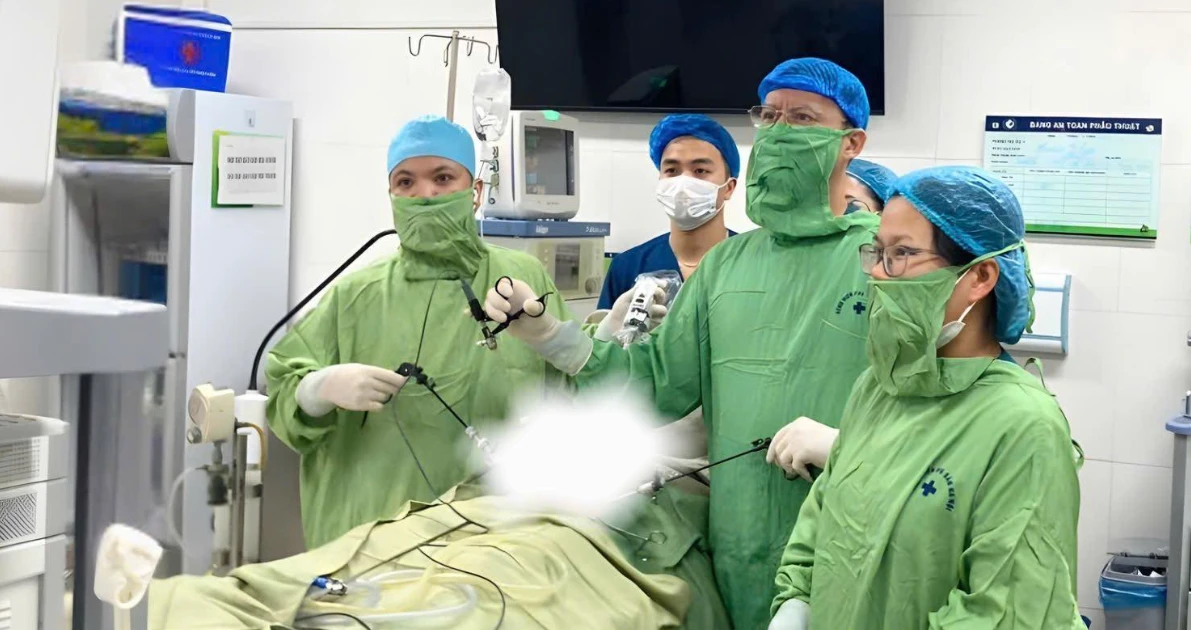 Đau bụng âm ỉ, bé gái 9 tuổi 'nuôi' u nang buồng trứng lớn dần