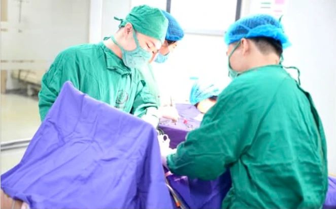 Phẫu thuật lấy 11 khối u xơ phát triển phức tạp, to như thai 5 tháng