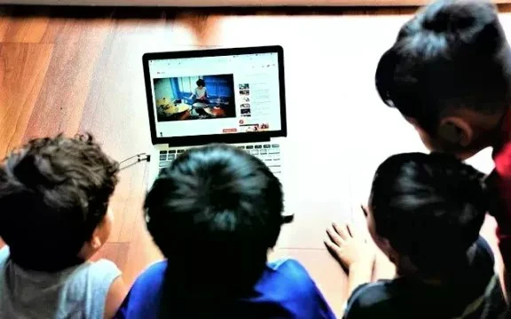 Cần 'vắc xin số' phù hợp để bảo vệ trẻ em trên không gian mạng