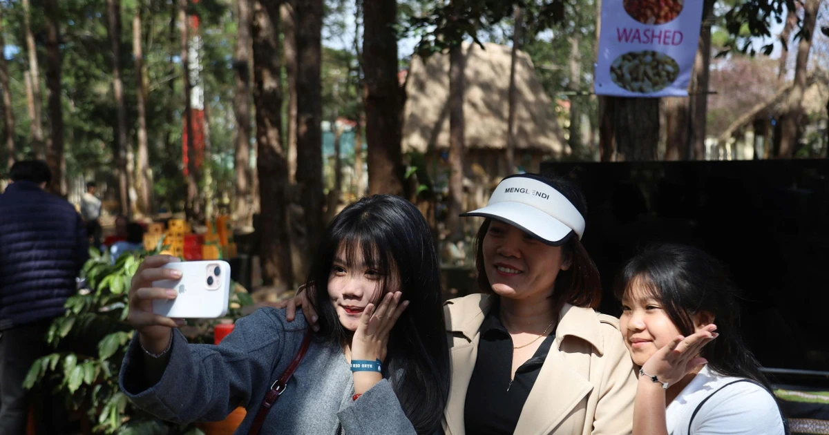 Đông đảo khách du lịch đổ về Măng Đen dịp Tết Dương lịch 2026