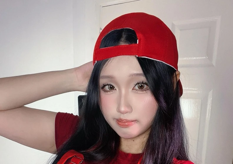 Julia Hà hóa Anh Hai bán phở, fan rần rần vì quá nóng bỏng