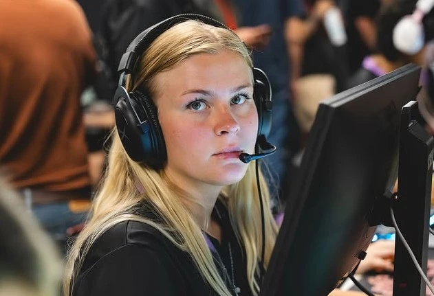 Nữ game thủ CS2 xót xa phải bán bánh kiếm sống