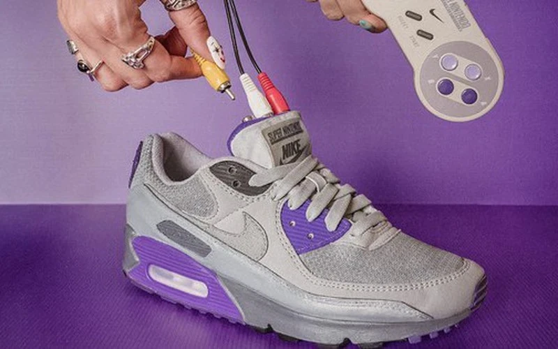 Giày Nike tích hợp máy SNES gây sốt cộng đồng