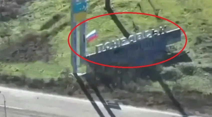 Quân đội Nga cắm cờ trên cổng chào đường cao tốc vào thành phố Pokrovsk