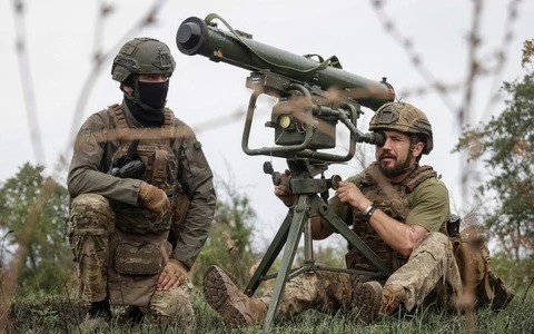 Cứu mặt trận Pokrovsk bằng mọi cách, Ukraine bỏ mặc phòng tuyến phía đông