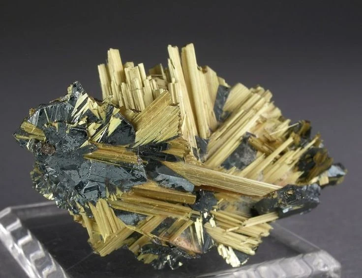 Khoáng vật rutile hé lộ bí mật tinh thể đá quý hiếm