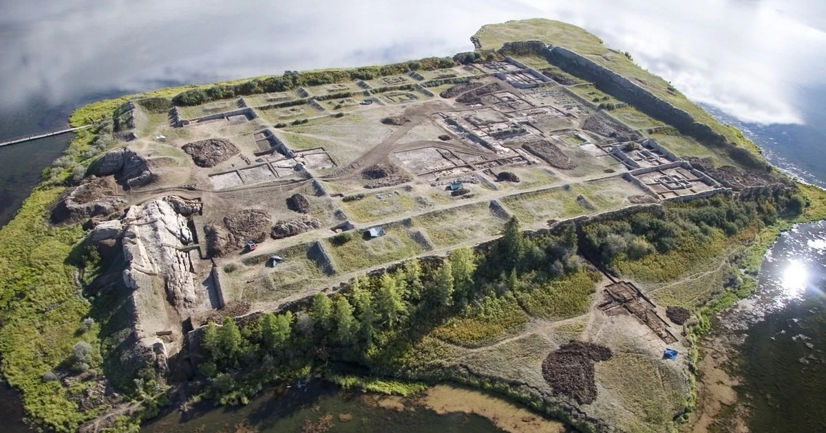 Khám phá bí ẩn của pháo đài Por-Bazhyn ở Siberia