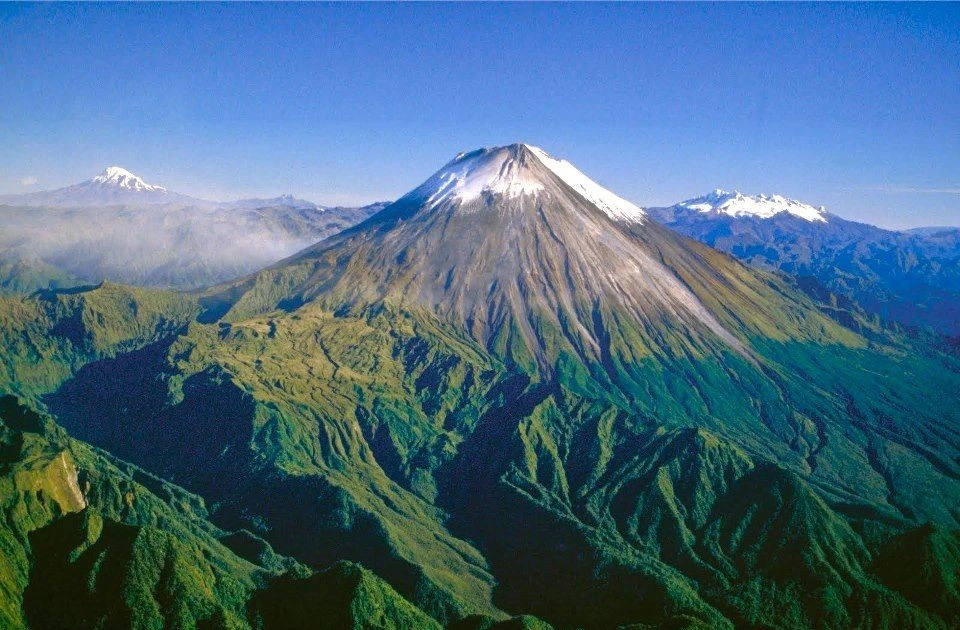 Khám phá khu rừng Andes kỳ vĩ ẩn mình giữa ba núi lửa khổng lồ