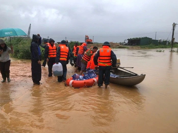 Quảng Ngãi ứng phó mưa lũ, giải cứu người dân và đảm bảo an toàn giao thông
