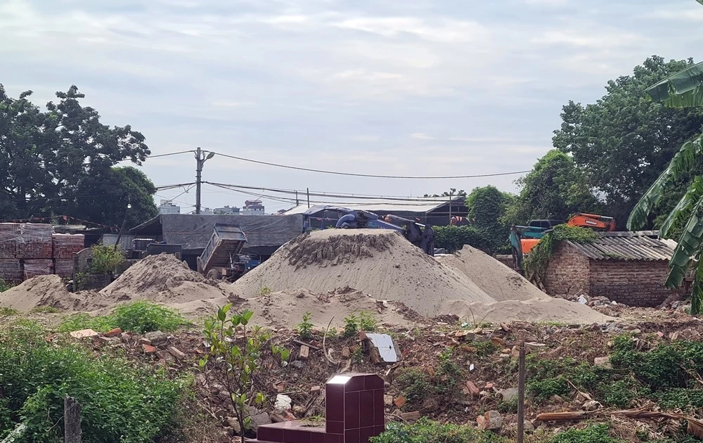 Bãi tập kết vật liệu xây dựng nhếch nhác, ô nhiễm tràn lan ở Tây Tựu