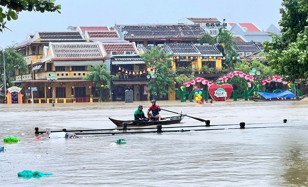 Tập trung ứng phó khẩn cấp, khắc phục hậu quả mưa lũ lớn tại Trung Bộ
