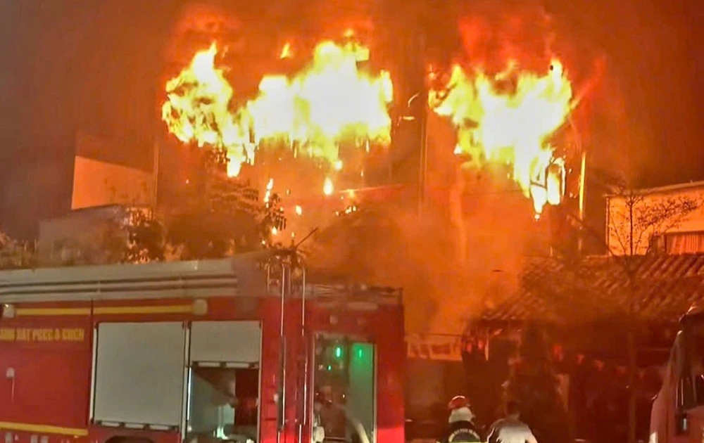 Nhà hàng Tâm Anh ở Bắc Ninh cháy ngùn ngụt trong đêm