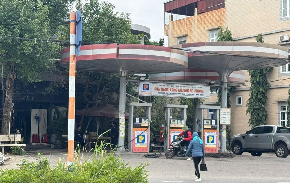Cây xăng nghi bán xăng có nước cho khách tạm dừng hoạt động