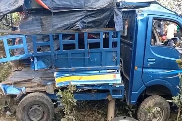 Tàu hỏa đâm vào xe bán tải chở công nhân, nhiều thương vong