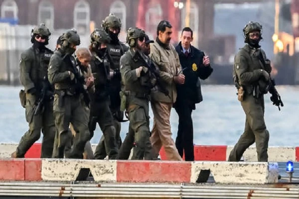 Khoảnh khắc Tổng thống Venezuela Maduro bị đưa tới tòa án ở New York