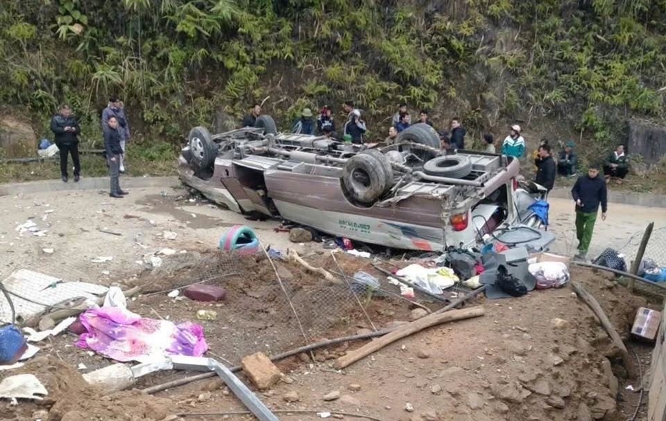 Cục CSGT thông tin vụ tai nạn lật xe chở đoàn từ thiện ở Lào Cai