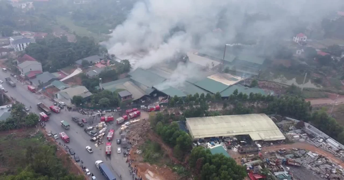 Hàng chục xe cứu hỏa dập cháy xưởng ván ép rộng nghìn mét ở Phú Thọ