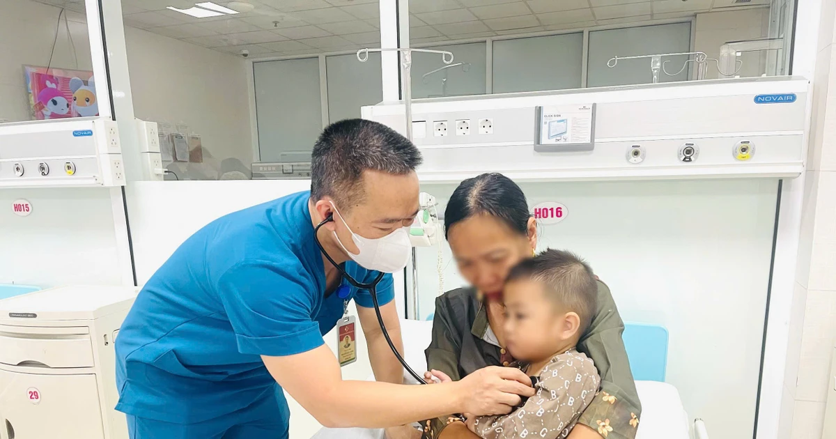 Cứu bé 2 tuổi nuốt pin cúc áo tại Phú Thọ