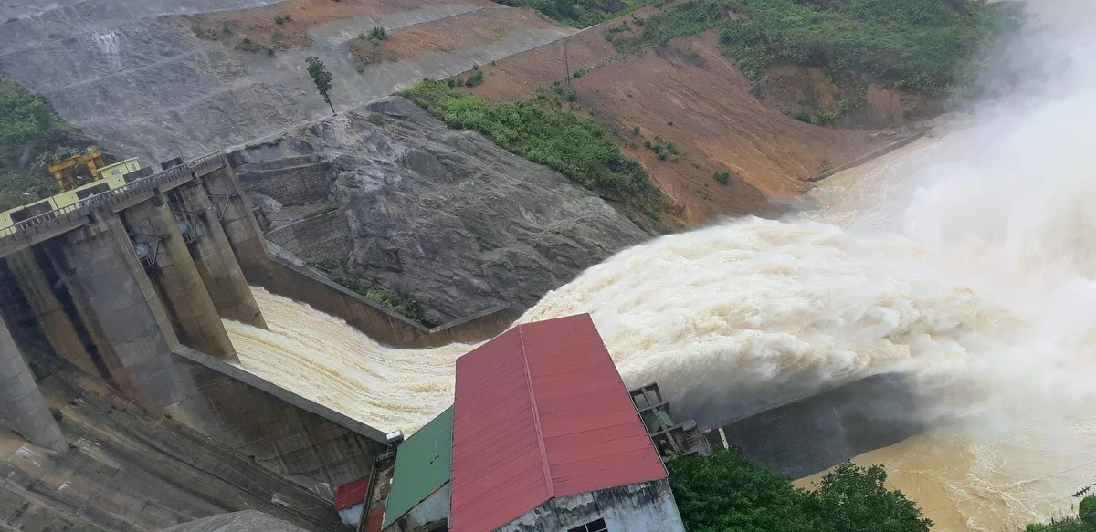 Nước liên tục đổ về, thuỷ điện Hố Hô xả lũ trên 1.100m³/s