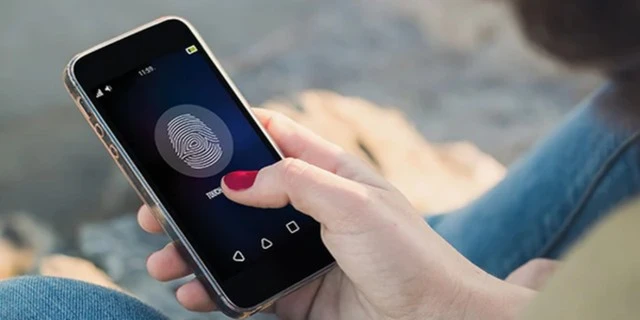 Vì sao không nên mở khóa điện thoại bằng vân tay, khuôn mặt