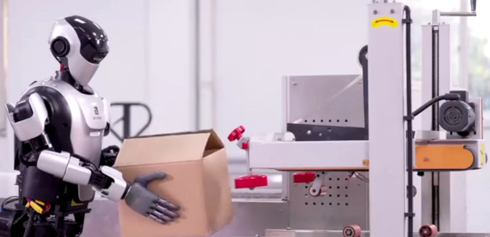 Trung Quốc mở “lò” huấn luyện robot, lao động phổ thông lo mất việc