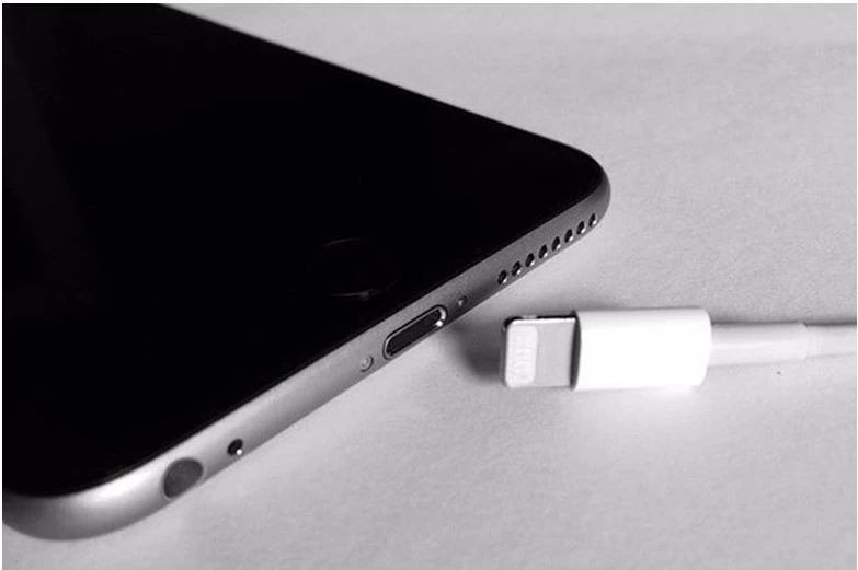 Cắm sạc điện thoại bằng máy tính có hại pin không?